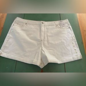 NEW Sonoma women’s Denim WHITE 🩳 Shorts 5” inseam    Rolled Cuff. Size 28W